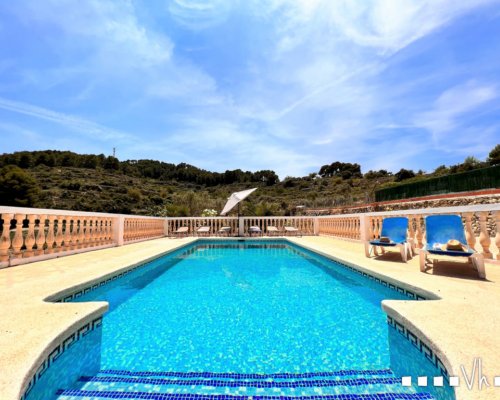 Große Villa in Calpe mieten – viel Platz, privater Pool und mediterranes Urlaubsgefühl.