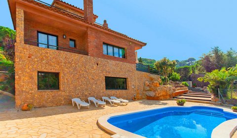 LL 822 Villa de vacances moderne pour 8 personnes avec piscine privée et vue sur la mer à Cala Canyelles sur la Costa Brava