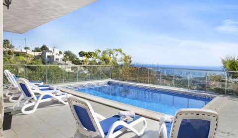 LL 825 Moderne Ferienvilla für 9 Personen mit privatem Pool und Meerblick an der Costa Brava bei Lloret de Mar