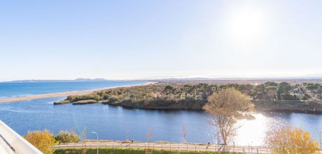 AM 115/2 Modern apartment for 4/5 persons on the beach with sea view in Empuriabrava, Costa Brava.