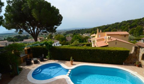 ES 914 Exclusive holiday villa for 10 persons with private pool and sea views in lʻEstartit Costa Brava