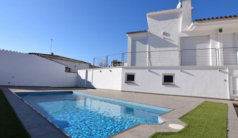 AM 409 Villa para 4/6 personas con una piscina privada en Empuriabrava en la Costa Brava